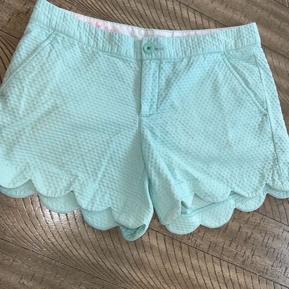 Lilly Pulitzer scallop trim Butter🧈cup Shorts 🩳 4 pockets 4 gear ⚙️ 💄 💳🪪💵 - Picture 15 of 17